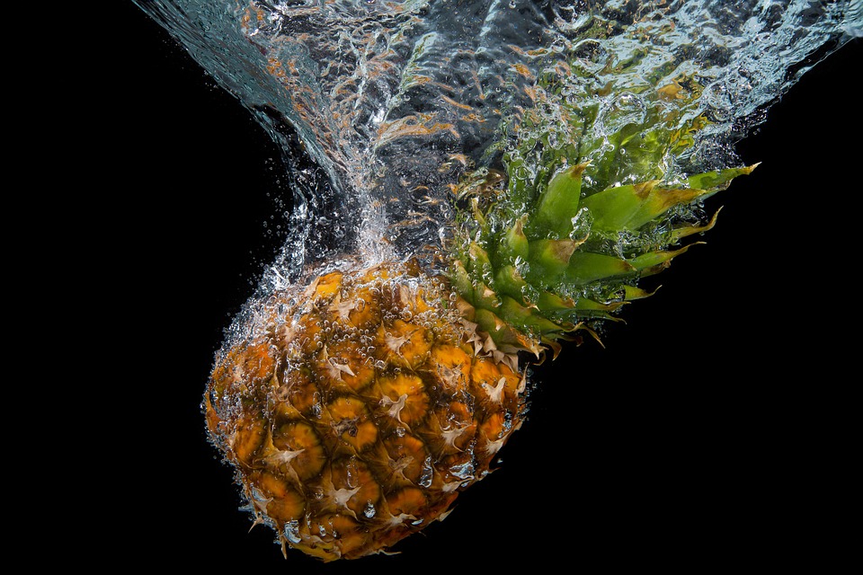 https://pixabay.com/en/annanas-splash-water-effect-1004251/ 