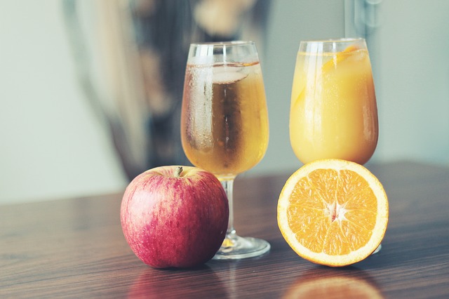 https://pixabay.com/en/apple-orange-juice-glass-drinks-926456/