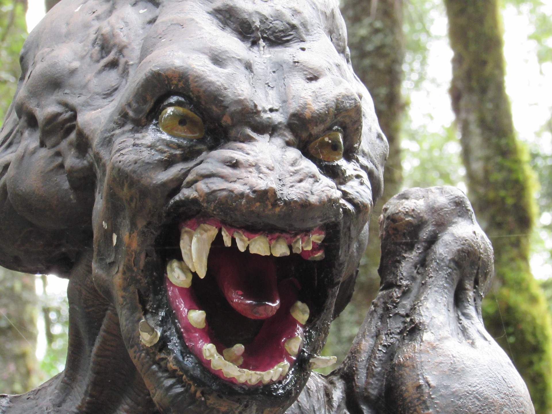 https://pixabay.com/en/predator-monster-terror-horror-998074/