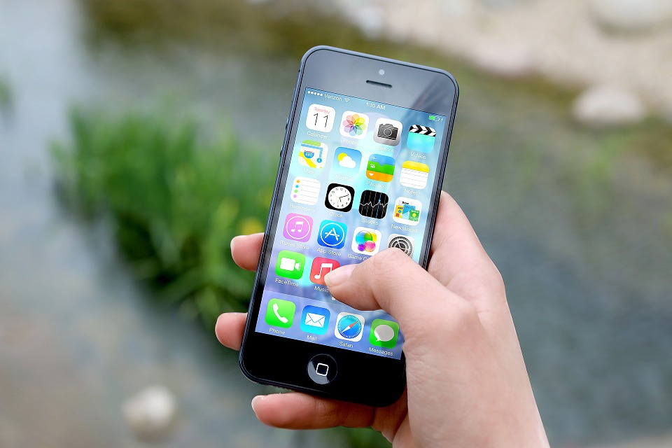 https://pixabay.com/en/iphone-smartphone-apps-apple-inc-410311/
