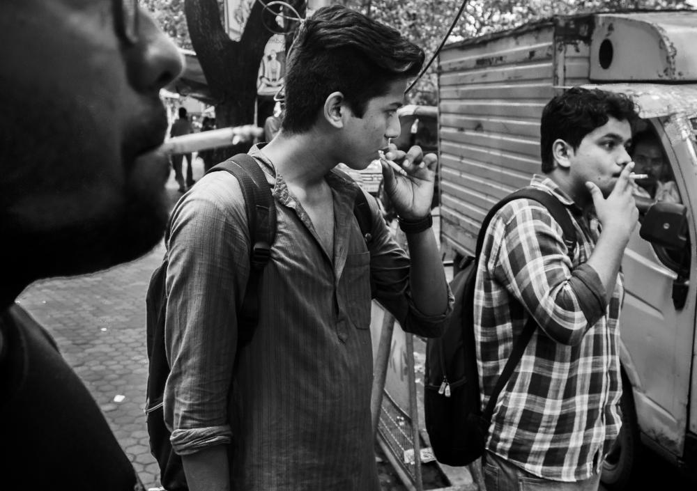 youngsters smoking on the streets youngsters smoking on the streets