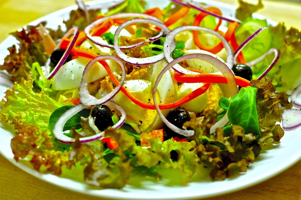 https://pixabay.com/en/salad-healthy-eat-vitamins-1095649/