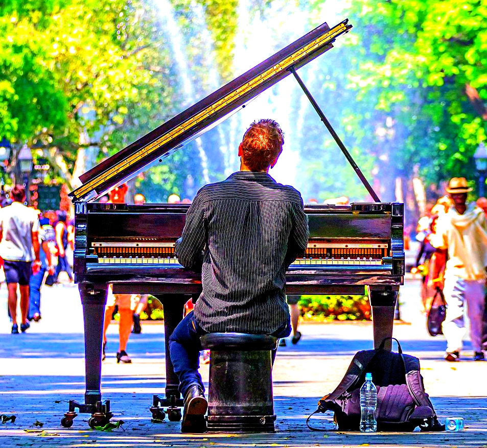 Piano photograph from Pixabay dot com