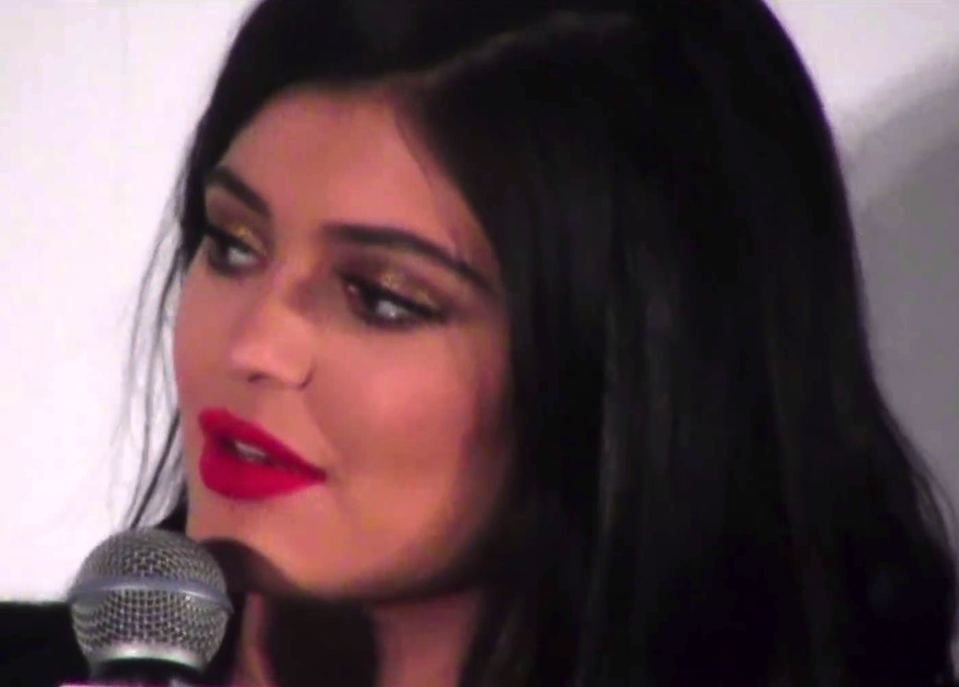 Supermodel and reality-show star Kylie Jenner reports that she experiences 'sleep paralysis'.