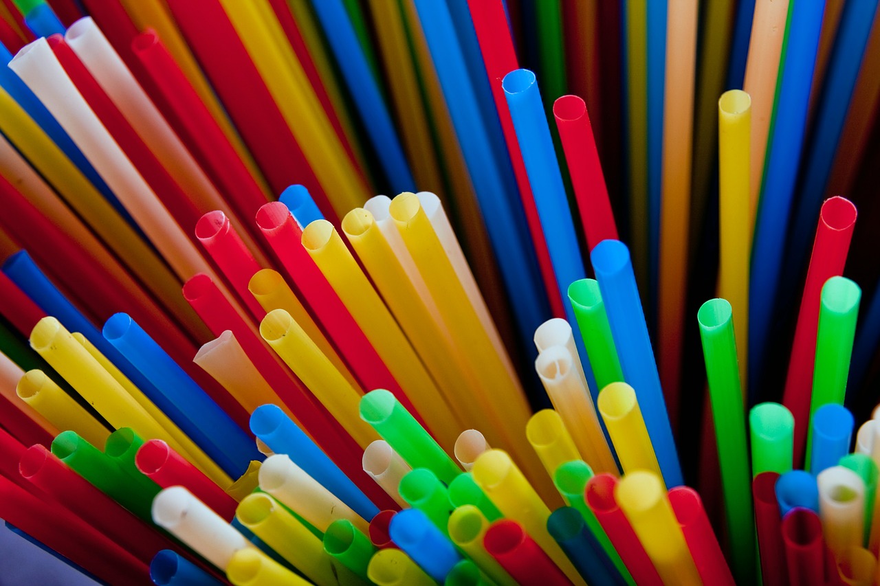 https://pixabay.com/en/straws-drinking-straw-color-627079/