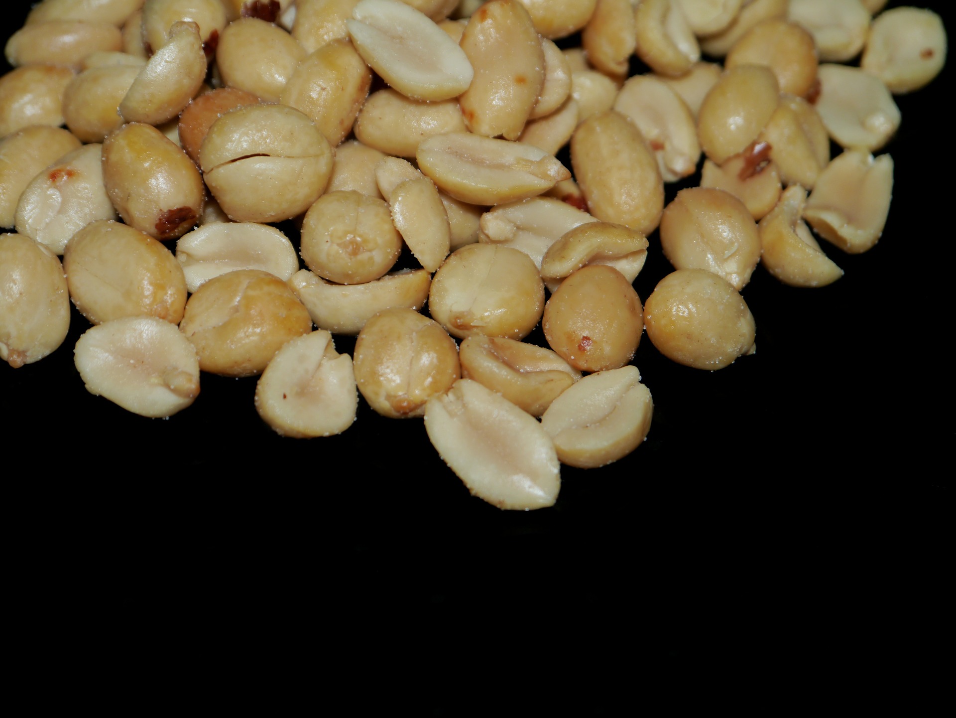 https://pixabay.com/en/peanuts-salt-snack-nibble-nuts-272406/ https://pixabay.com/en/peanuts-salt-snack-nibble-nuts-272406/