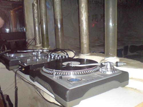 turntables - turntables @ cafe japone