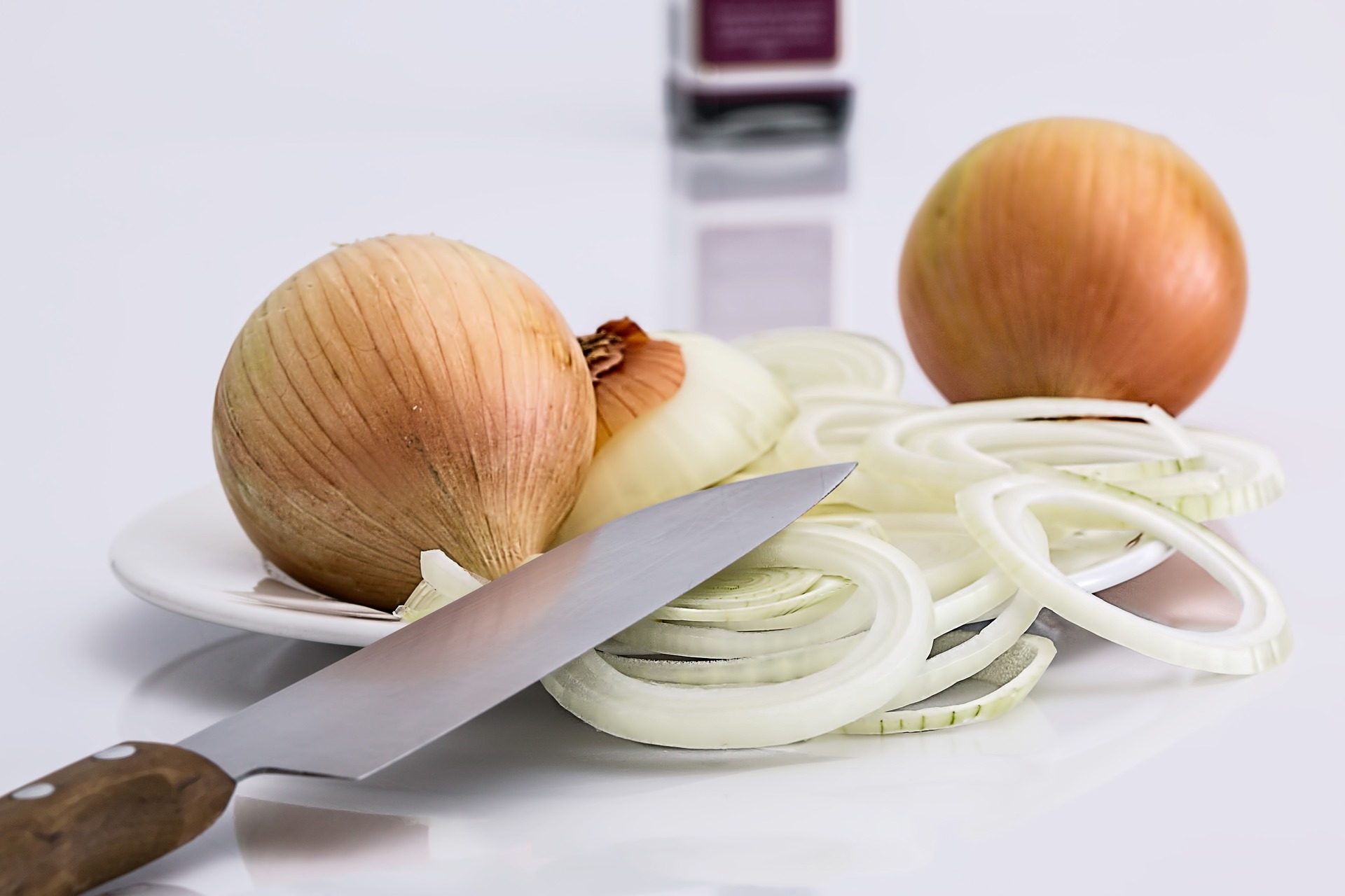 https://pixabay.com/en/onion-slice-knife-food-ingredient-647525/