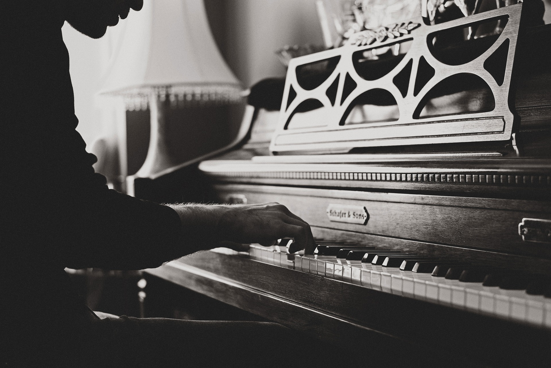https://pixabay.com/en/classic-man-music-1846719/ https://pixabay.com/en/classic-man-music-1846719/