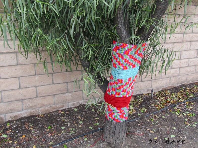 yarn graffiti, tree bombing, graffiti knitting, 