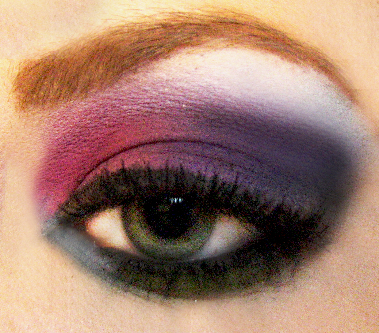 https://commons.wikimedia.org/wiki/File:Macro_matte_rainbow_eyeshadow.jpg