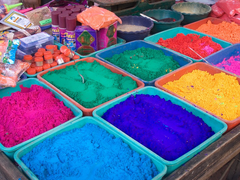 https://commons.wikimedia.org/wiki/File:India_-_Color_Powder_stalls_-_7242.jpg