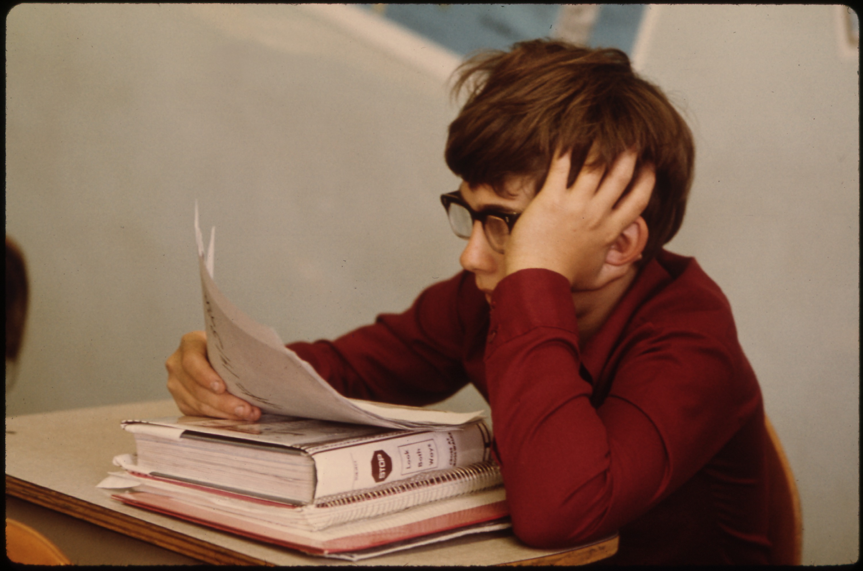 https://commons.wikimedia.org/wiki/File:STUDENTS_STUDYING_AT_CATHEDRAL_SENIOR_HIGH_SCHOOL_IN_NEW_ULM,_MINNESOTA._THE_TOWN_IS_A_COUNTY_SEAT_TRADING_CENTER_OF..._-_NARA_-_558209.jpg