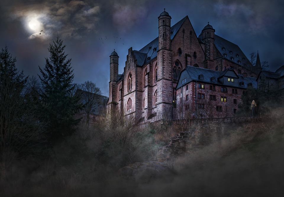 https://pixabay.com/en/castle-mystical-mood-moonlight-1483681/