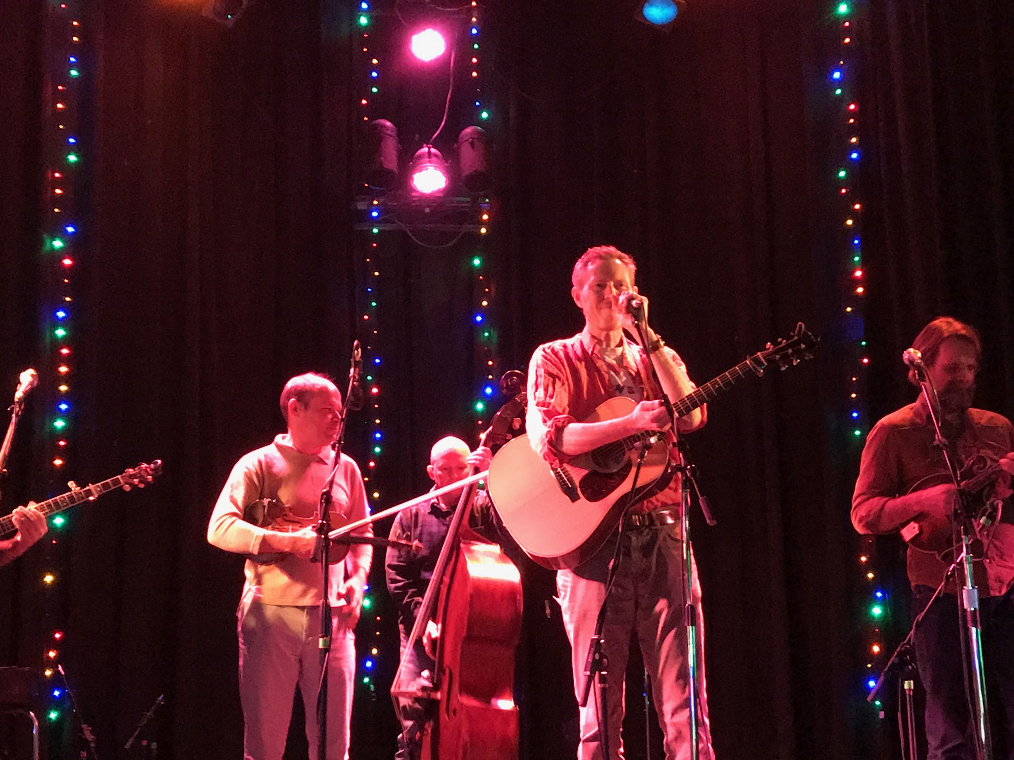 Robbie Fulks (center, with guitar) prepares to entertain an enthusiastic Friday night crowd at Birdy&#039;s in Indianapolis.  Photo taken by and the property of FourWalls.