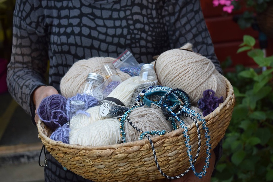 https://pixabay.com/en/crafts-knitting-jewelry-2373671/