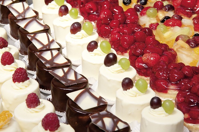 https://pixabay.com/en/tart-cake-cakes-small-four-bake-66108/