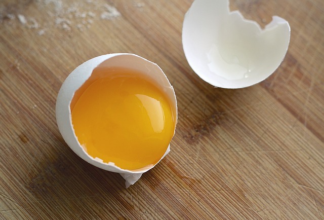 https://pixabay.com/en/egg-cracked-ingredient-cooking-1460404/