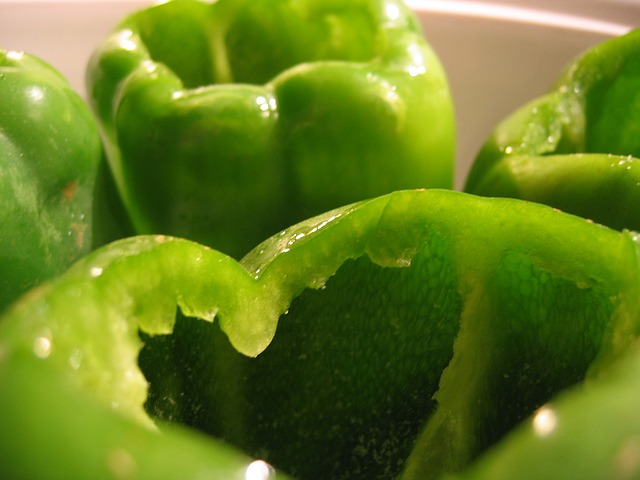 https://pixabay.com/en/peppers-bell-green-vegetable-1526414/