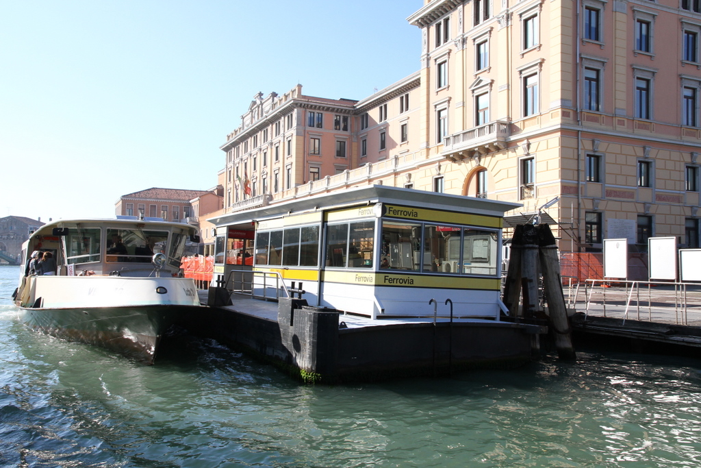 https://commons.wikimedia.org/wiki/File:Venice_Vaporetto_water_bus_system.jpg