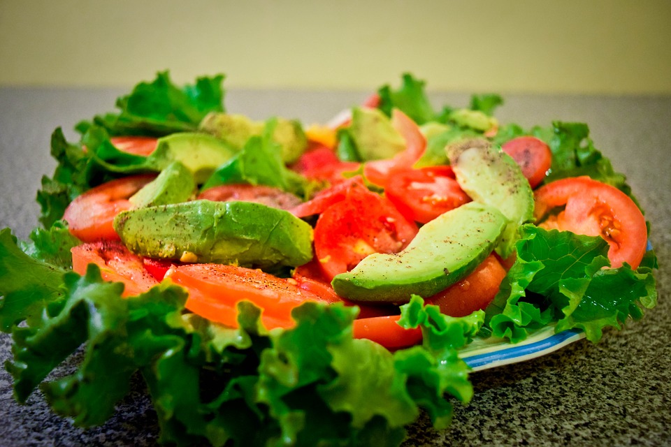 https://pixabay.com/en/salad-avocado-tomato-bless-you-2580975/