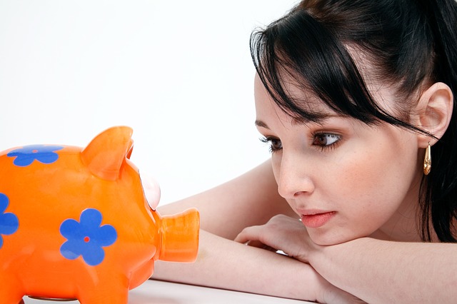https://pixabay.com/en/piggy-bank-saving-money-young-woman-850607/