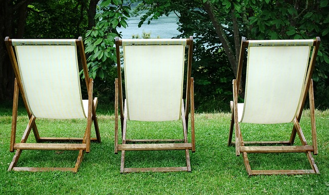 https://pixabay.com/en/deckchair-deck-chair-three-seating-2644428/
