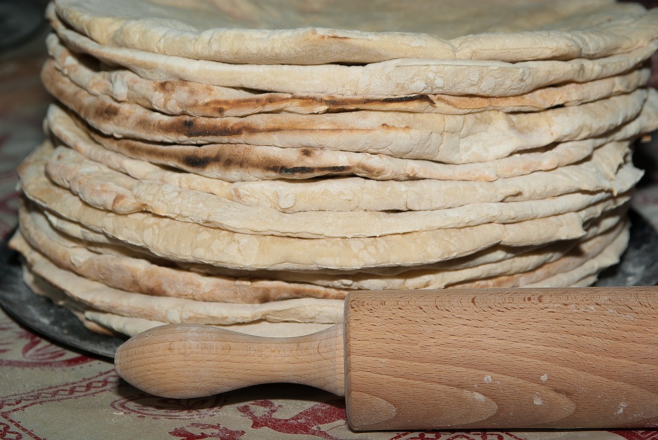 https://pixabay.com/en/pizza-paste-roll-pastry-flour-2885086/