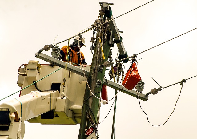 https://pixabay.com/en/workers-men-linesmen-electricity-846123/