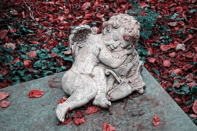 https://pixabay.com/en/angel-cherub-sculpture-tombstone-2886302/