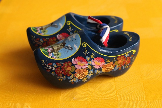 https://pixabay.com/en/clogs-dutch-shoes-decorative-2947980/ https://pixabay.com/en/clogs-dutch-shoes-decorative-2947980/
