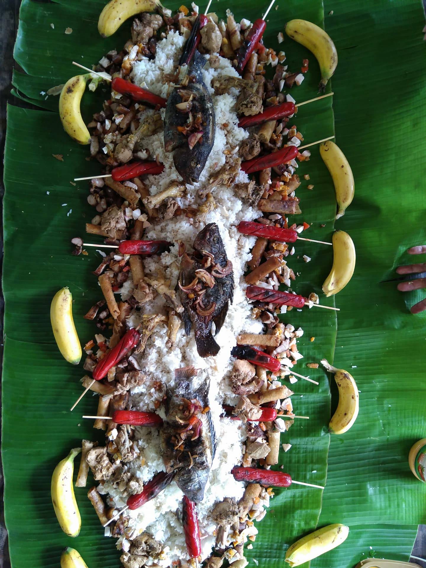 a simple boodle fight lunch
