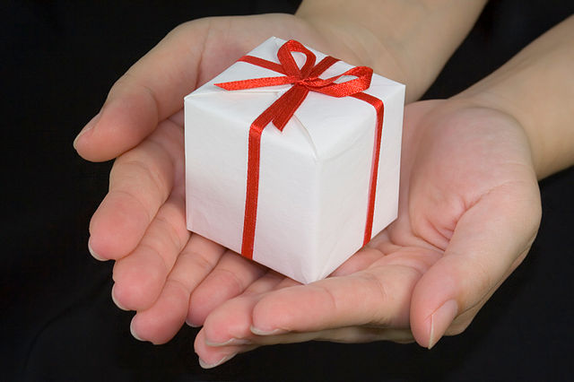 https://commons.wikimedia.org/wiki/File:Giving_a_gift.jpg