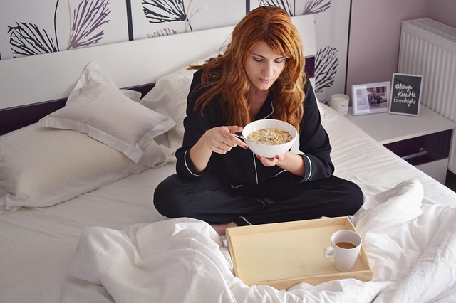 https://pixabay.com/en/girl-in-bed-breakfast-in-bed-2004774/