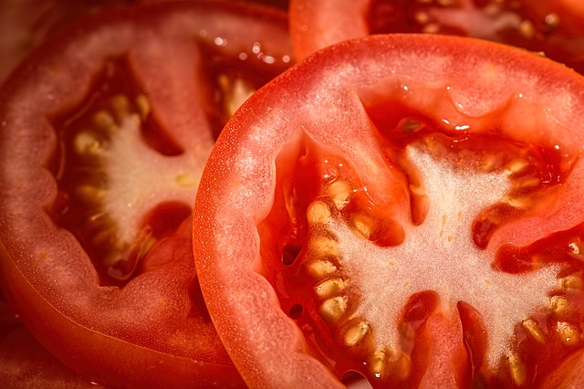 https://pixabay.com/en/tomato-red-salad-food-fresh-769999/