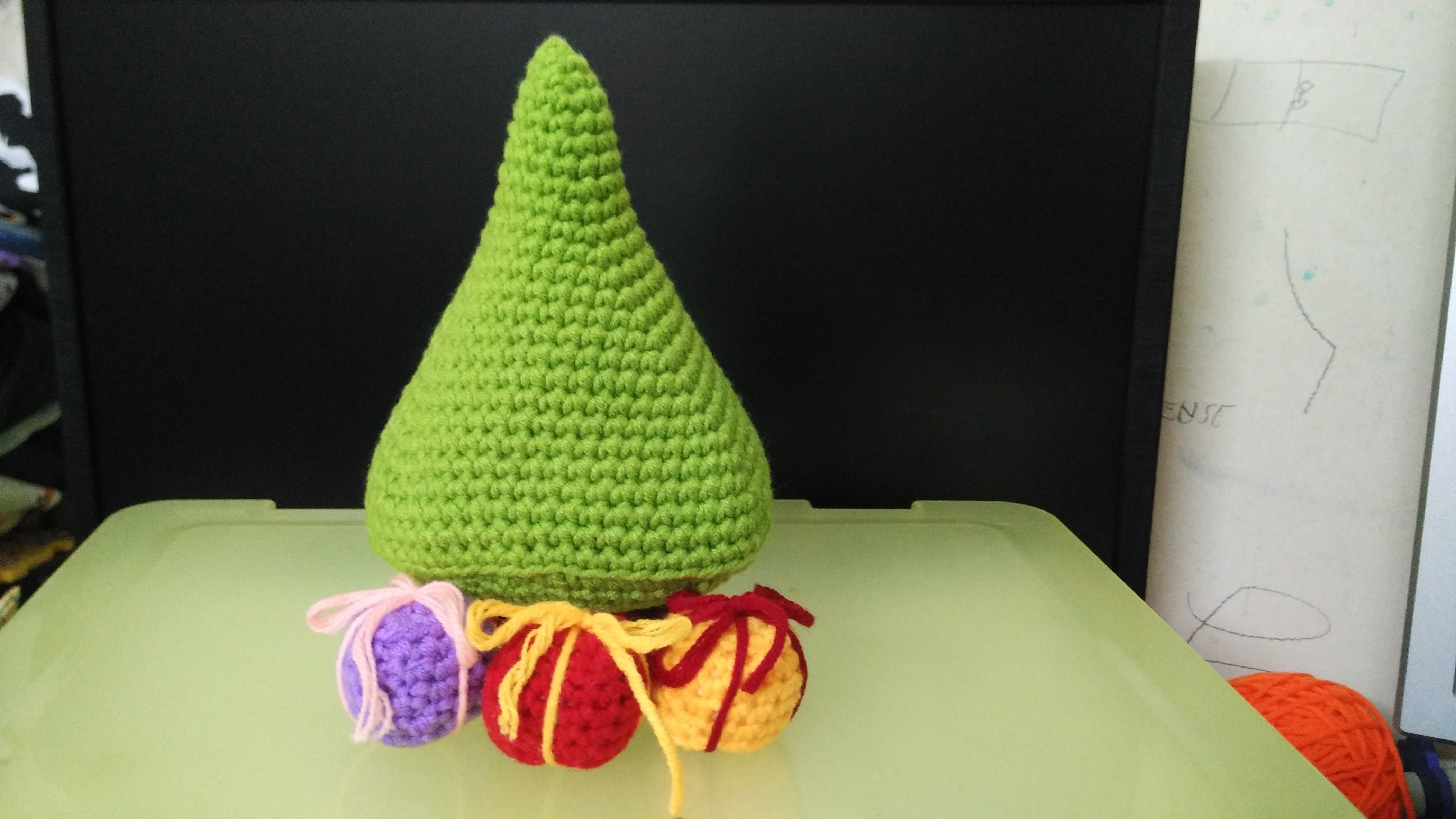 Crocheted Christmas tree and gifts