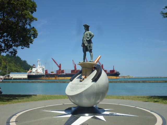 Capt Cook statue, Gisborne, NZ. Photo by Val Mills