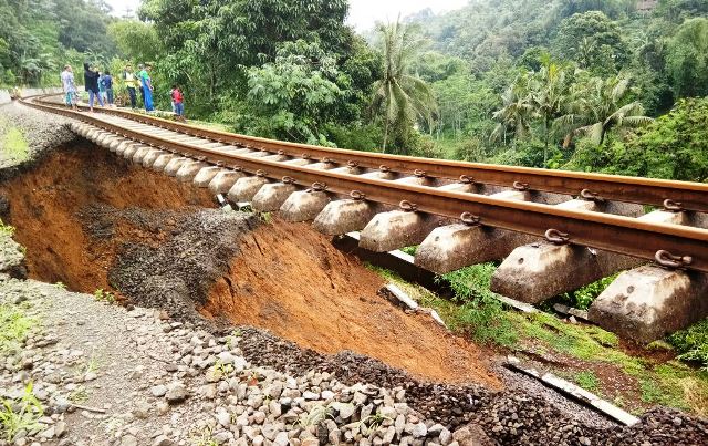 https://img-o.okeinfo.net/content/2018/02/05/338/1854970/diguyur-hujan-deras-rel-bogor-sukabumi-longsor-MP9al6oVQj.jpg https://img-o.okeinfo.net/content/2018/02/05/338/1854970/diguyur-hujan-deras-rel-bogor-sukabumi-longsor-MP9al6oVQj.jpg