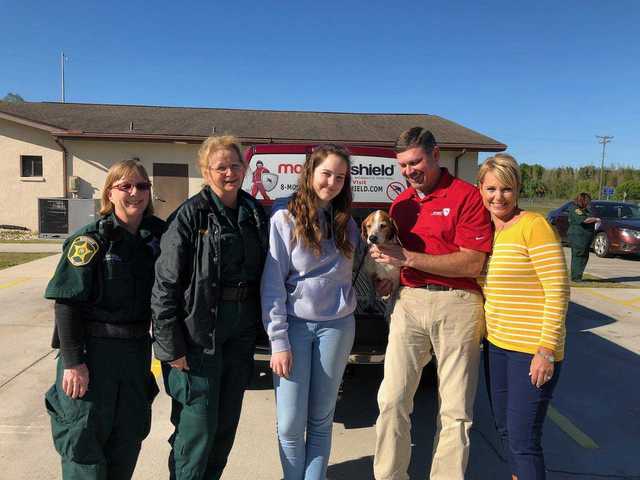 Polk County Animal Shelter officials with the Beagle Hannah and her owners Polk County Animal Shelter officials with the Beagle Hannah and her owners