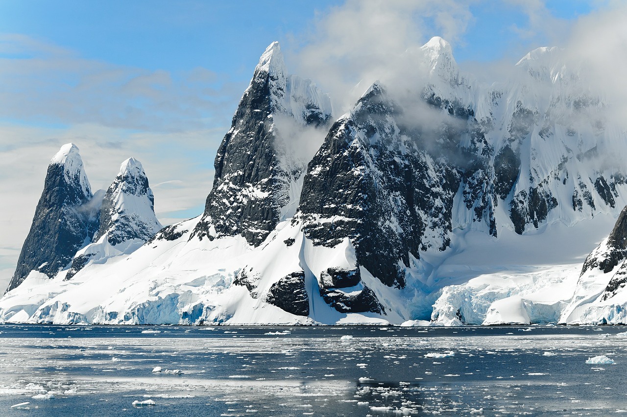 https://pixabay.com/en/mountains-ice-bergs-antarctica-berg-482689/