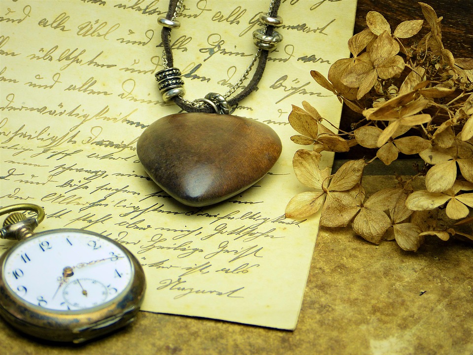 https://pixabay.com/en/heart-wood-clock-pocket-watch-time-1936034/