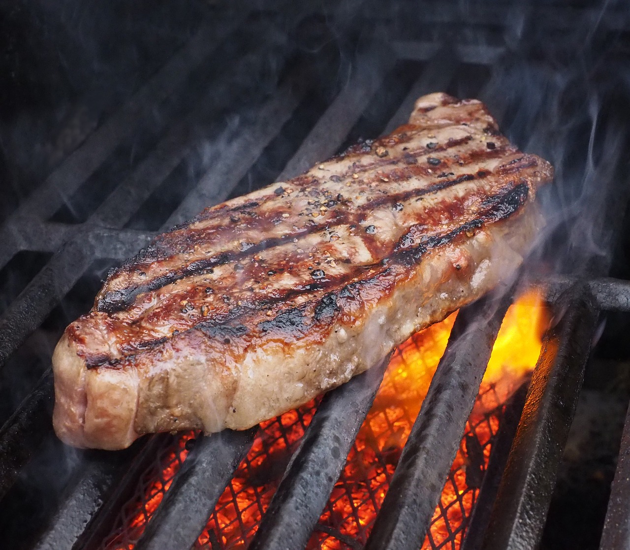 https://pixabay.com/en/steak-beef-meat-food-grilled-1076665/