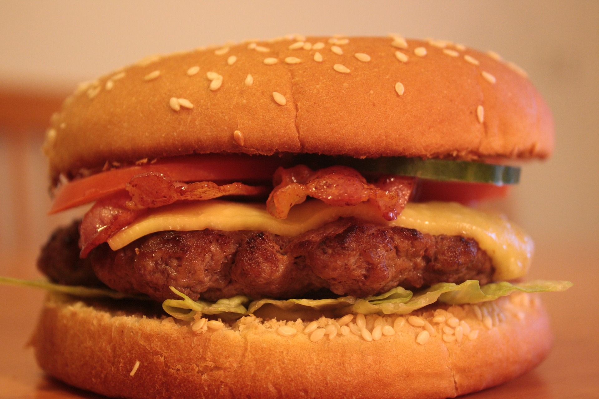 https://pixabay.com/en/burger-cheesburger-patty-roll-996037/ https://pixabay.com/en/burger-cheesburger-patty-roll-996037/