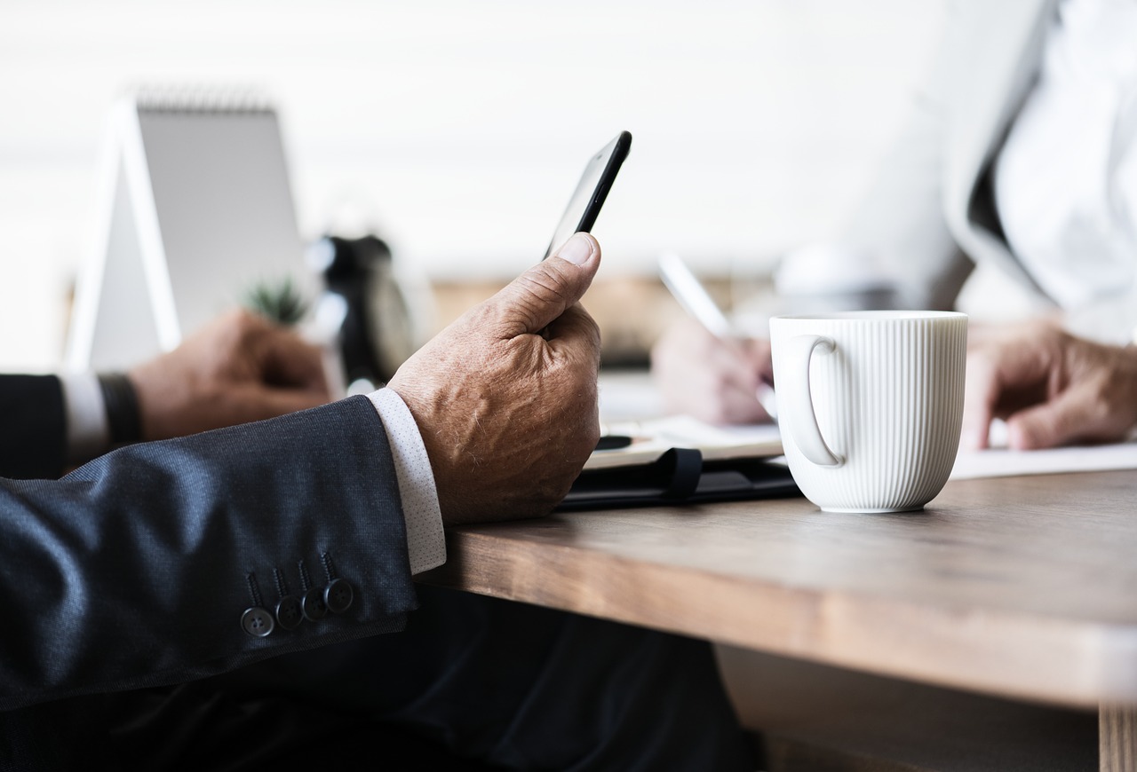 https://pixabay.com/en/coffee-table-laptop-office-3289259/ https://pixabay.com/en/coffee-table-laptop-office-3289259/
