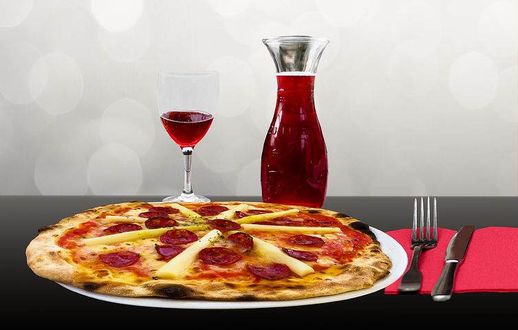 https://pixabay.com/en/eat-drink-restaurant-pizza-wine-1237431/