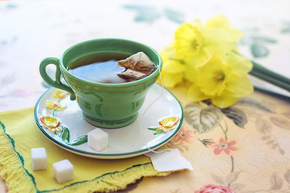 https://pixabay.com/en/tea-morning-green-yellow-daffodils-3374785/