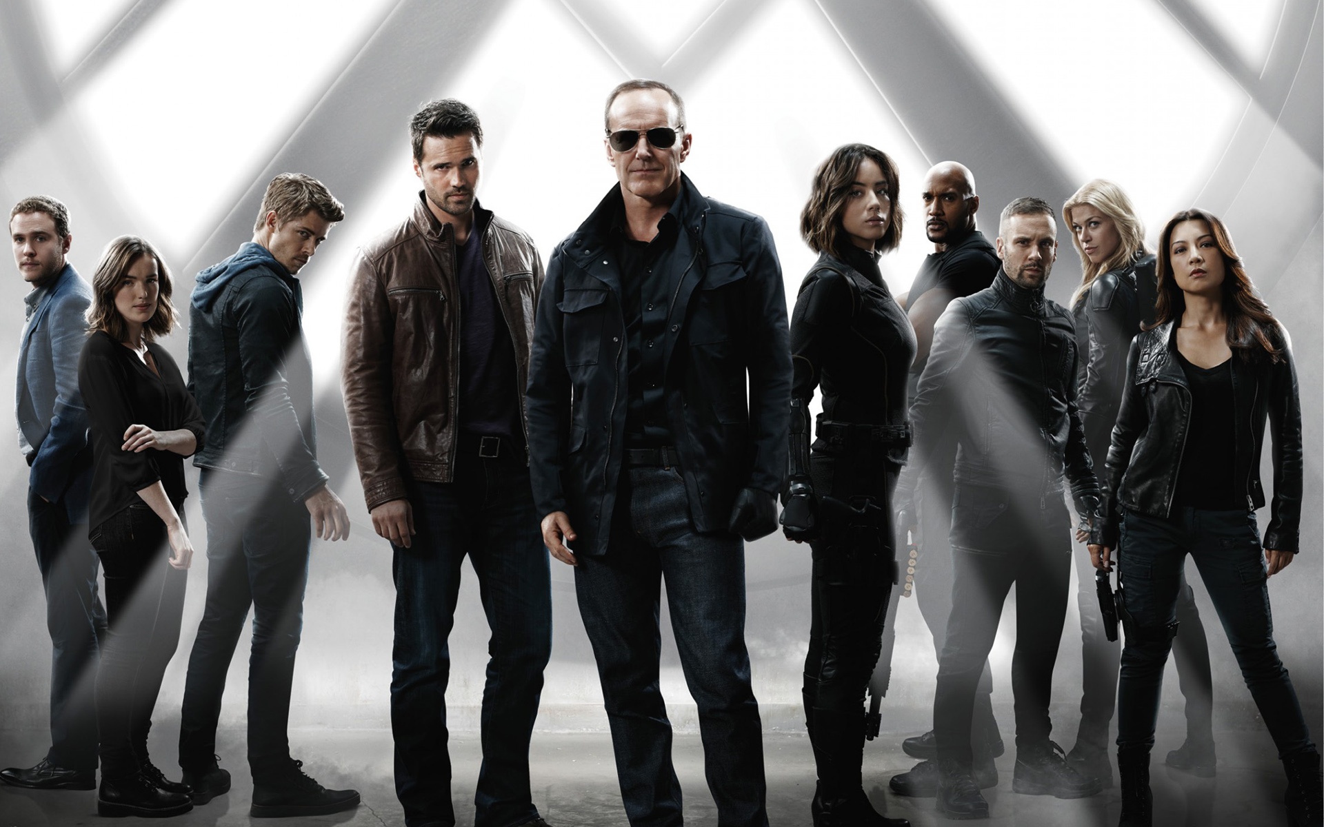 Agents Fitz & Simmons, Lincoln Campbell, Agents Ward & Coulson & Daisy (Skye) & Mack & Hunter & Morse & Melinda May (Yo-Yo's not shown, neither is the antagonist Talbot) http://www.cridutroll.fr/films-marvel-8-agents-shield-et-agent-carter/