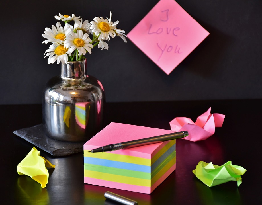 https://pixabay.com/en/paper-block-leave-note-pen-office-3406867/