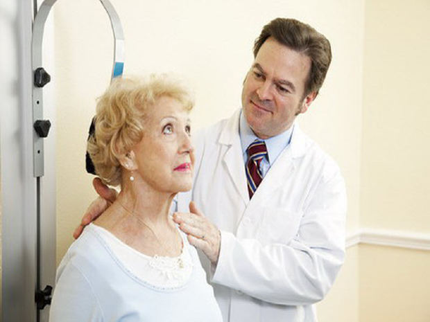 Photo of doctor with patient from morguefile.com