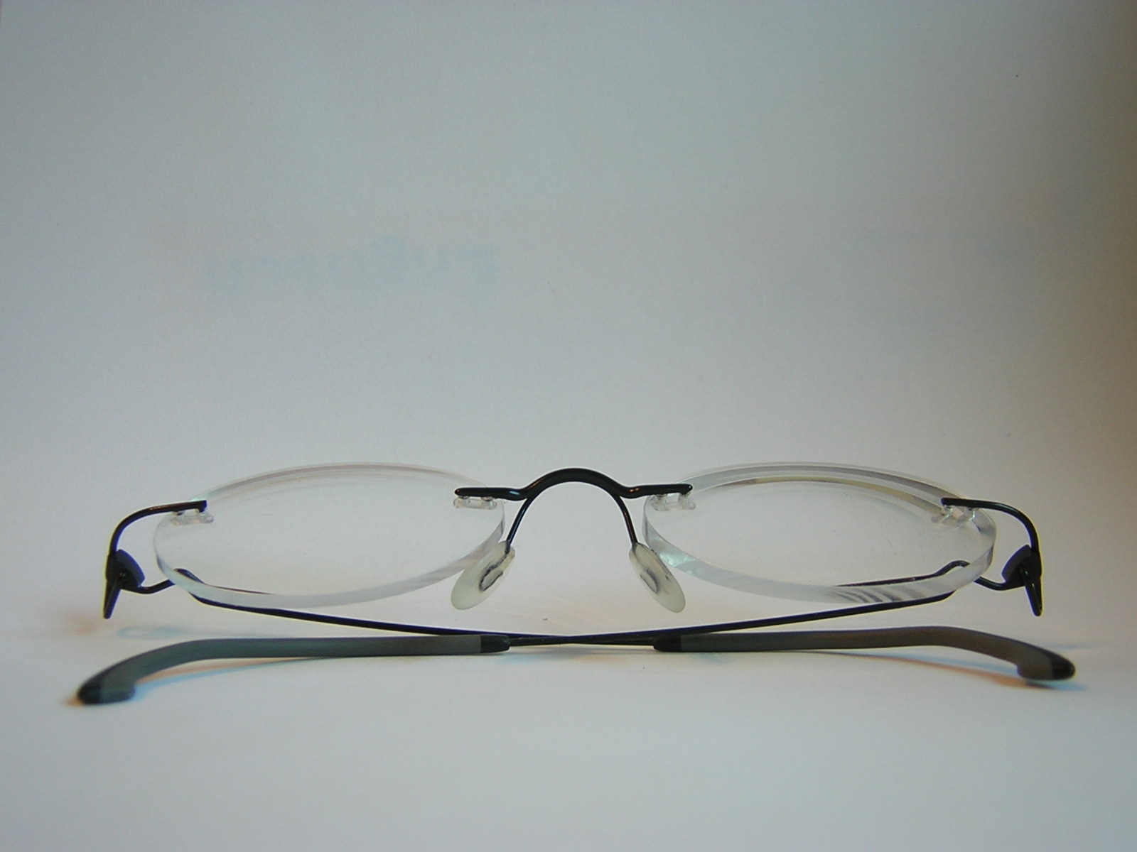 https://commons.wikimedia.org/wiki/File:No_frame_glasses.JPG https://commons.wikimedia.org/wiki/File:No_frame_glasses.JPG